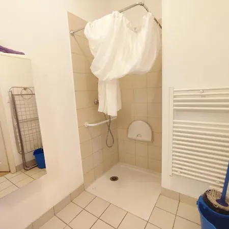 Pat 83, T2, Centre Luchon, Wifi, Casier A Skis, 4 Personnes * Bagneres-de-Luchon